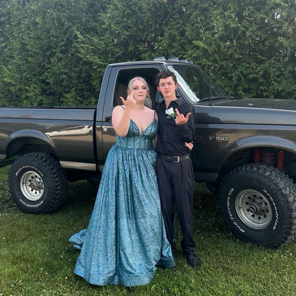 Stunning Prom Dress *9 Layers!!*